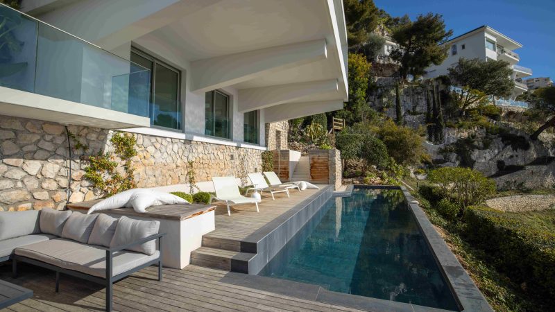 Villa contemporaine de Vista Magnifika en pierre avec piscine et solarium en bois, vue exceptionnelle sur les collines de la Riviera française
