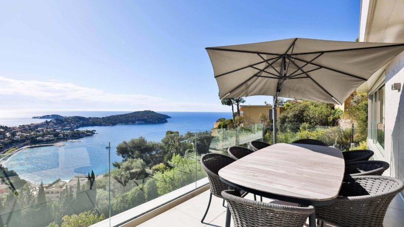 Vue panoramique sur la mer Méditerranée depuis la terrasse d’une des villas de Vista Magnfika donnant sur la baie de Villefranche-sur-Mer dans le Sud de la France.